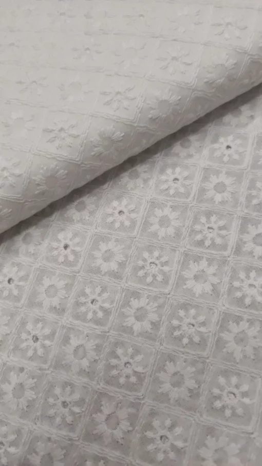 Tecido Algodão | 100% Algodão | Bordado Inglês | Floral